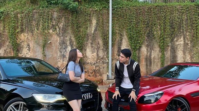 Tajir, 4 artis ini baru pacaran sudah diberi kado mobil
