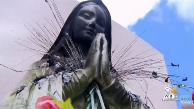 Patung Bunda Maria terbakar. (Youtube/CBS Boston)