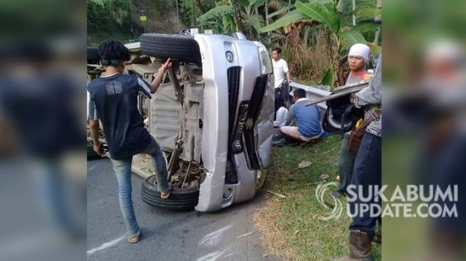 Sopir Tak Kuasai Medan, Mobil Terguling di Belokan Letter S Cikidang