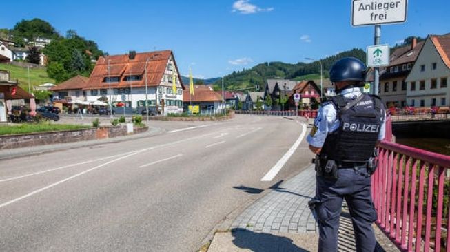 Tunawisma Mirip Rambo Meresahkan Warga, Kini Dicari Polisi