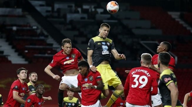 Manchester United harus puas ditahan imbang 2-2 oleh tamunya Southampton. (Foto: AFP/Clive Brunskill)