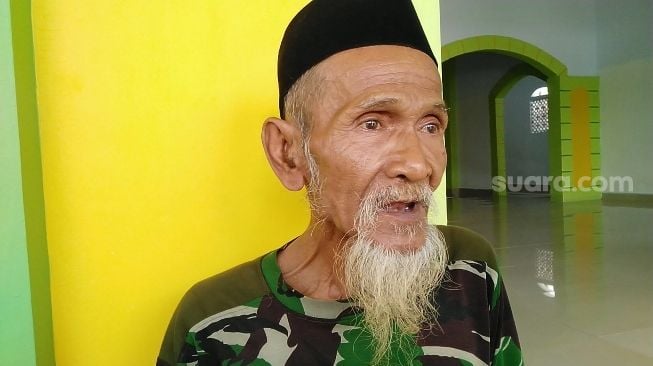 Nardi, marbot Masjid Jami'atul Iqro di Kampung Laba, Desa Cikondang, Kecamatan Labuan, Pandeglang, Banten saat ditemui kontributor SuaraBanten.id, Selasa (14/7/2020). [Suara.com/Saepulloh]