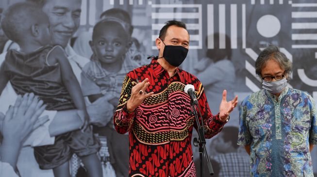 Seniman Cak Lontong (kiri) dan Butet Kertaredjasa memberikan keterangan pers seusai bertemu dengan Presiden Joko Widodo di kompleks Istana Kepresidenan, Jakarta, Selasa (14/7/2020). [ANTARA FOTO/Sigid Kurniawan]
