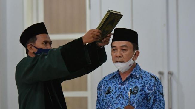 Menteri Pemuda dan Olahraga (Menpora) Zainudin Amali saat melantik Chandra Bhakti sebagai sosok pengisi jabatan Deputi IV Bidang Peningkatan Prestasi Olahraga, di Wisma Kemenpora, Jakarta, Selasa (14/7/2020). [Dok Kemenpora]