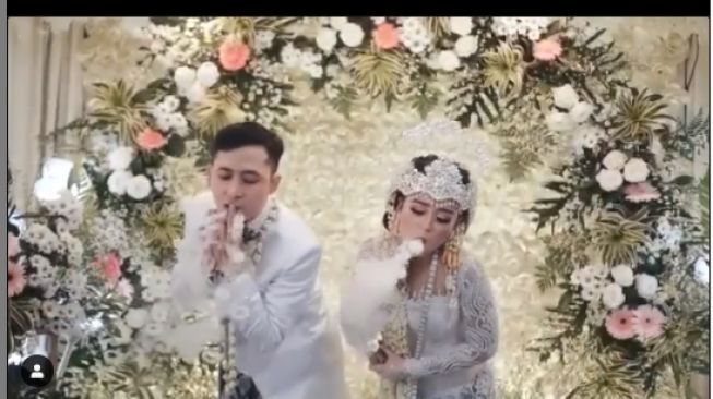 Viral Pasangan Pengantin Atraksi Vape saat Nikah, Liquidnya Jadi Seserahan