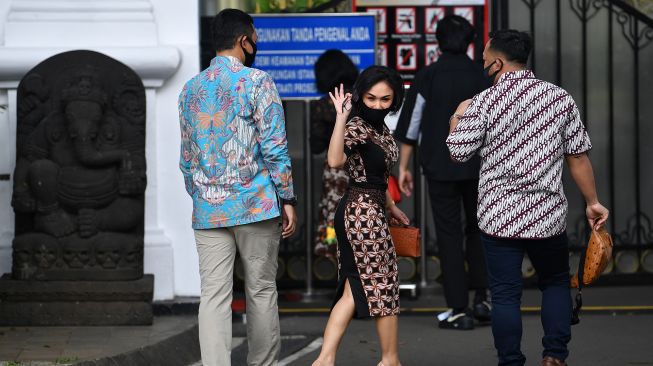 Penyanyi Yuni Sara melambaikan tangannya sebelum bertemu dengan Presiden Joko Widodo di kompleks Istana Kepresidenan, Jakarta, Selasa (14/7/2020).  [ANTARA FOTO/Sigid Kurniawan]