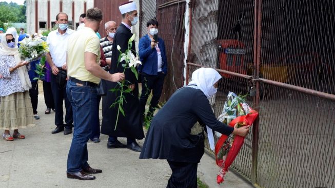 Kerabat korban Genosida Srebrenica meletakkan bunga selama upacara peringatan di Srebrenica, Bosnia dan Herzegovina pada 13 Juli 2020. [Foto/Anadolu Agency]