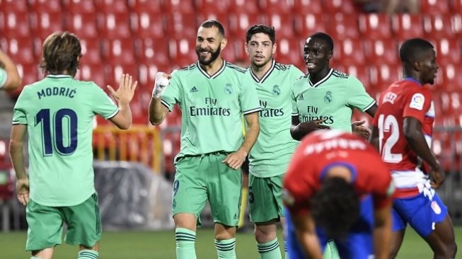 Striker Karim Benzema mencetak gol kemenangan Real Madrid atas Granada di laga lanjutan Liga Spanyol pekan ke-36, Selasa (14/7/2020) dini hari WIB. (Foto: AFP/Jorge Guerrero)