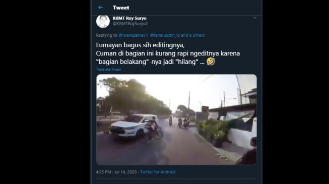 Roy Suryo menganggap video bule pesepeda melawan arus hasil editan. (Twitter/@KRMTRoySuryo2)