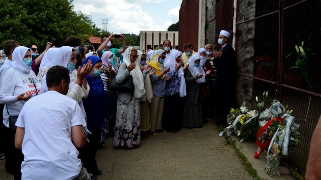 Kerabat korban Genosida Srebrenica berdoa dan meletakkan bunga selama upacara peringatan di Srebrenica, Bosnia dan Herzegovina pada 13 Juli 2020. [Foto/Anadolu Agency]