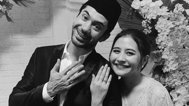 Reza Rahadian dan Prilly Latuconsina mesra dan pamer cincin di jari manis masing-masing. [Instagram]