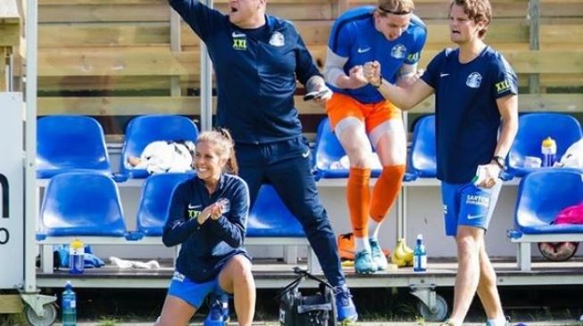 Renate Koppen Blindheim jadi pelatih wanita pertama yang menukangi tim sepak bola laki-laki di Norwegia bersama klub Sotra SK Herrer. (Instagram/sotrafotball/Vidar Ruud / NTB scanpix)