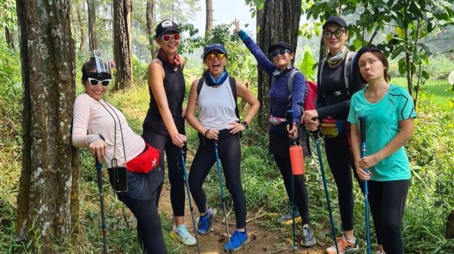 5 Potret Luna Maya CS Trekking di Bogor, Sampai Berendam di Sungai