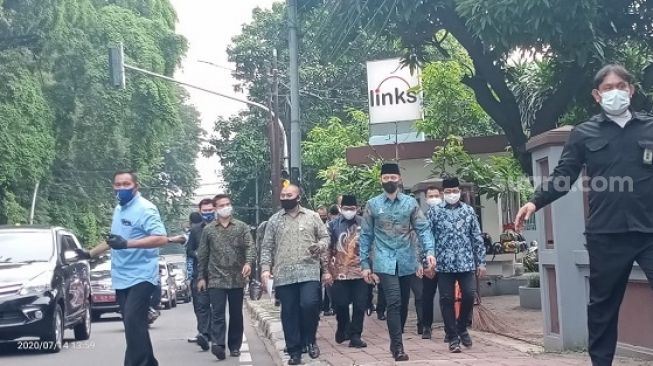 Jalan Kaki Kunjungi Kantor MUI, AHY: Assalamualaikum