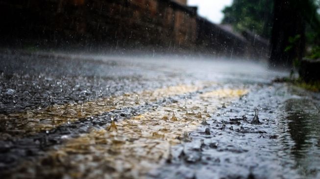 Hujan Disertai Petir Diprediksi Terjadi di Sumut, Warga Diminta Waspada