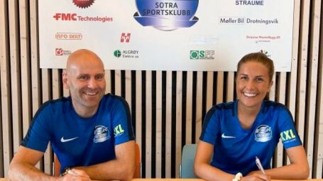 Renate Koppen Blindheim saat menandatangani kontrak sebagai pelatih Sotra SK Herrer. (Dok. Sotra SK)