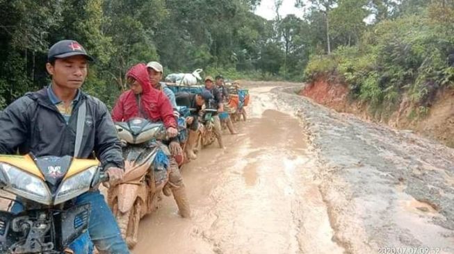 Potret jalan rusak di Luwu Utara (Twitter/@BocahNyeyell).