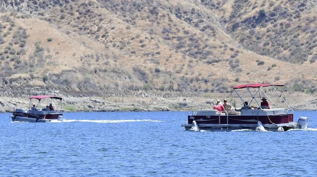 Sebuah kapal Sheriff County Ventura berada di Danau Piru, utara Los Angeles, California, tempat ditemukanya jasad aktris Naya Rivera pada 13 Juli 2020, [Frederic J. BROWN / AFP]
