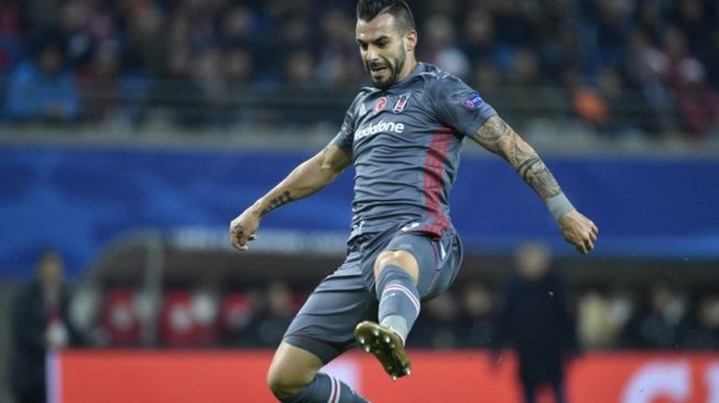 Penyerang asal Spanyol, Alvaro Negredo yang saat ini bermain untuk Al-Nasr di Dubai sudah sepakat untuk bergabung dengan Cadiz. [AFP/JOHN MACDOUGALL]