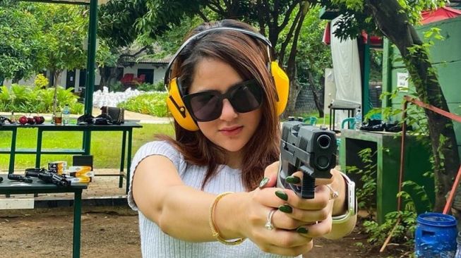 Hana Hanifah hobi main tembak-tembakan, posenya lebih bening dari VA!