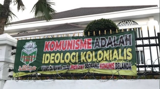 Viral Spanduk "Komunisme adalah Ideologi Kolonialis", Publik: Makanya Sekolah!