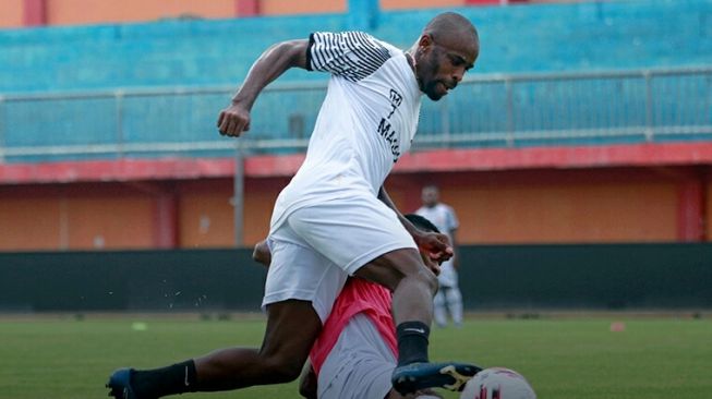 Lama Vakum, Greg Nwokolo Dikabarkan Balik ke Kandang Sape Kerap Madura United