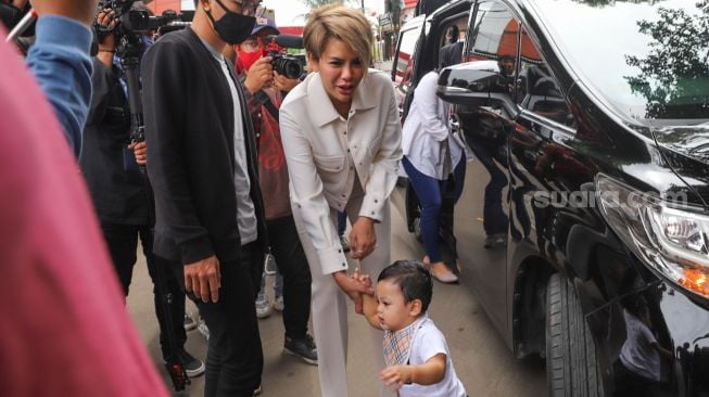 Aktris Nikita Mirzani dan buah hatinya, Arkana Mawardi saat berada di Pengadilan Negeri Jakarta Selatan, Rabu, (15/7). [Suara.com/Alfian Winanto]