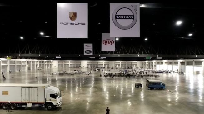 Proses disinfeksi dan unloading produk di acara Bangkok International motor Show 2020  [Facebook: BIMS].