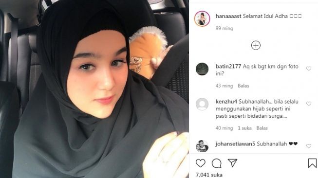 Gaya berhijab Hana Hanifah [Instagram/@hanaaaast]