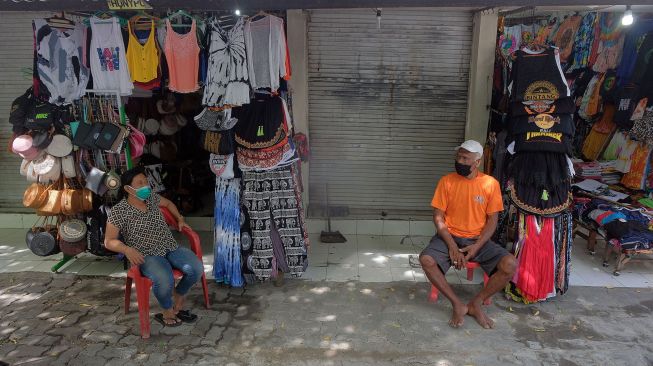 Pedagang menunggu pembeli di Pasar Seni Kuta, Bali, Rabu (15/7/2020).  [ANTARA FOTO/Nyoman Hendra Wibowo]