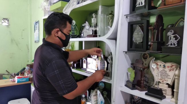 Permintaan Souvenir Anjlok Gegara Covid-19, Januar Beralih Jualan Masker