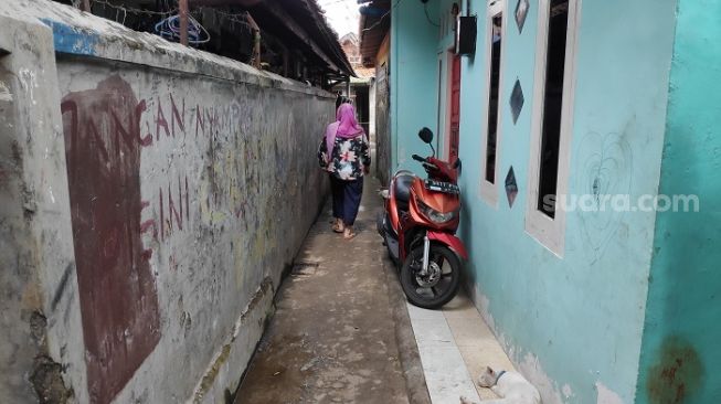 Penampakan gang sempit yang menjadi lokasi pelaku bernama Dimas Sudratino (30) memamerkan alat vitalnya sambil onani di depan dua bocah di kawasan Jalan Menteng Jaya, Jakarta Pusat. (Suara.com/Bagaskara).