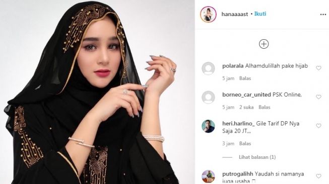 Gaya berhijab Hana Hanifah [Instagram/@hanaaaast]