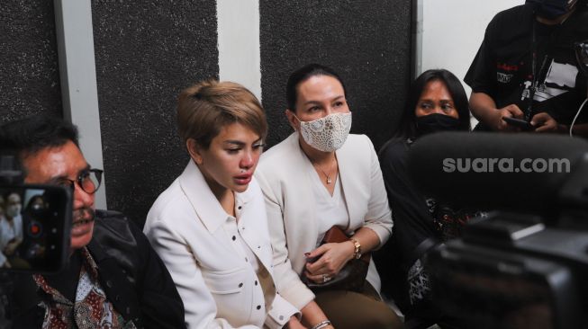 Aktris Nikita Mirzani menemui awak media usai menjalani sidang putusan kasus KDRT yang melibatkan dirinya dan suaminya Dipo Latief di Pengadilan Negeri Jakarta Selatan, Rabu (15/7). [Suara.com/Alfian Winanto]