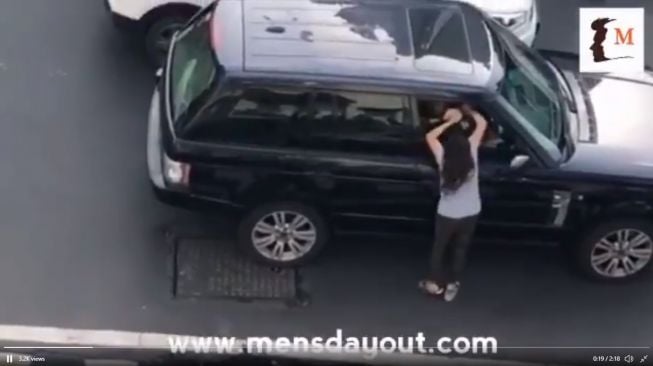 Seorang wanita cegat mobil suami yang tepergok selingkuh.[Twitter/@MensDayOutIndia]