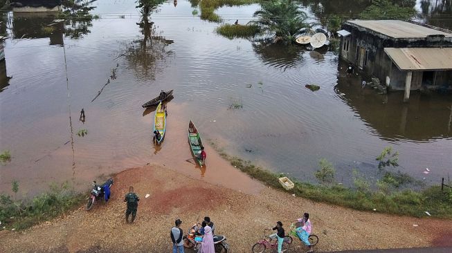 Suasana di Desa Laloika dan Desa Wonuamonapa yang terendam banjir, Konawe, Sulawesi Tenggara, Selasa (14/7/20). [ANTARA FOTO/Algazali]