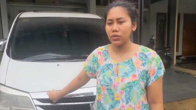 Pakai Daster, Peraih AMI Award Evi Masamba Lelang Mobil Alphard