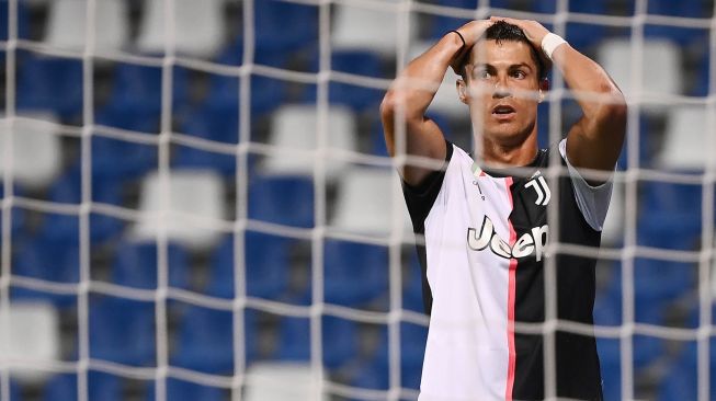 Ekspresi Cristiano Ronaldo saat timnya tertahan oleh Sassuolo selama pertandingan sepak bola Serie A Italia, Sassuolo melawan Juventus di Stadion Mapei, Reggio, Italia, Kamis (16/7) dini hari WIB. [MARCO BERTORELLO / AFP]