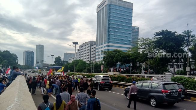 Serukan Tolak Omnibus Law, Puluhan Mahasiswa Sempat Masuk ke Jalan Tol