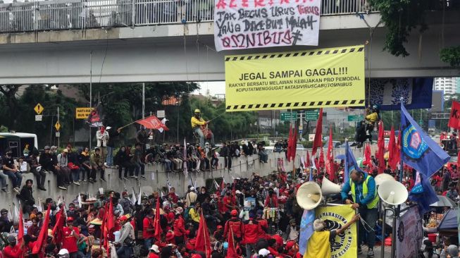 Massa penolak RUU HIP demonstrasi di depan gedung MPR. (Suara.com/Peter Rotti)