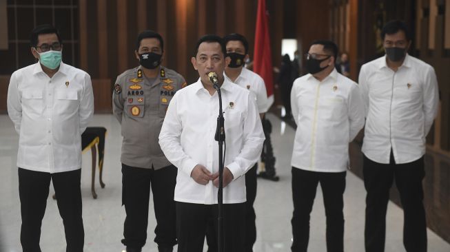 Kabareskrim Polri Komjen Pol Listyo Sigit Prabowo (tengah) memberikan keterangan terkait dicopotnya jabatan Kepala Biro Koordinasi dan Pengawasan (Korwas) PPNS Bareskrim Polri dari Brigjen Pol Pratesijo Utomo dalam upacara di Mabes Polri, Jakarta, Kamis (16/7/2020). [ANTARA FOTO/Akbar Nugroho Gumay]