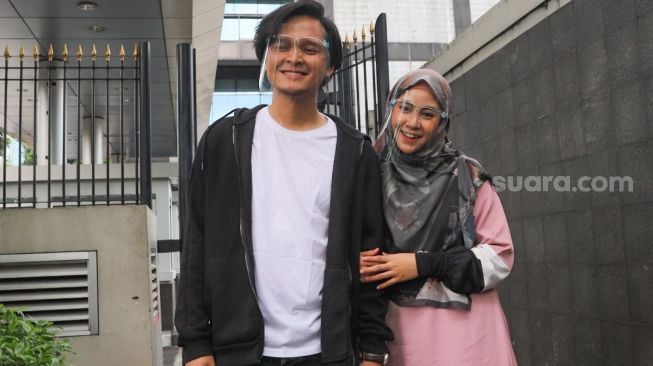 Penyanyi Anisa Rahma dan suaminya, Anandito Dwis saat ditemui di Kawasan Tandean, Jakarta Selatan, Kamis (16/7). [Suara.com/Alfian Winanto]