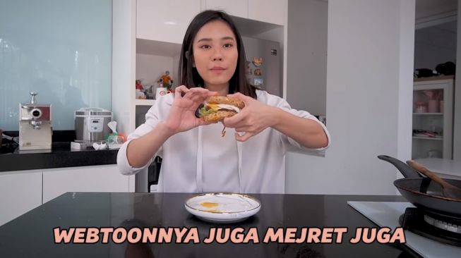 Jessica Jane Buat Ramyon Hamburger. (Dok: Youtube/Jessica Jane)