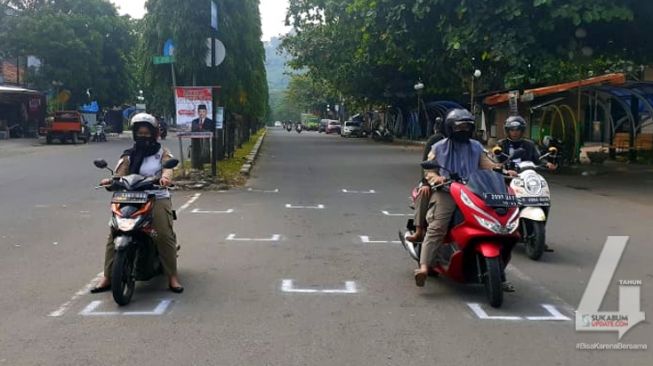Penampakan starting grid ala balapan MotoGP di lampu merah persimpangan Jalan Jendral Ahmad Yani, Kabupaten Sukabumi, Jawa Barat, Kamis (16/7/2020). [Foto: Sukabumiupdate.com]