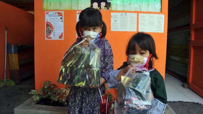 Sejumlah murid TK menyetorkan sampah plastik ke sekolah mereka di TK Mutiara, Batu Gadang, Lubuk Kilangan, Padang, Sumatera Barat, Kamis (16/7/2020).   [ANTARA/Iggoy el Fitra]