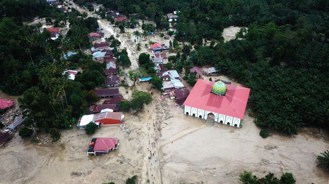 Foto udara kondisi perkampungan tertimbun lumpur akibat terjangan banjir bandang di Desa Radda, Kabupaten Luwu Utara, Sulawesi Selatan, Rabu (15/7/2020).  [ANTARA FOTO/Moullies]