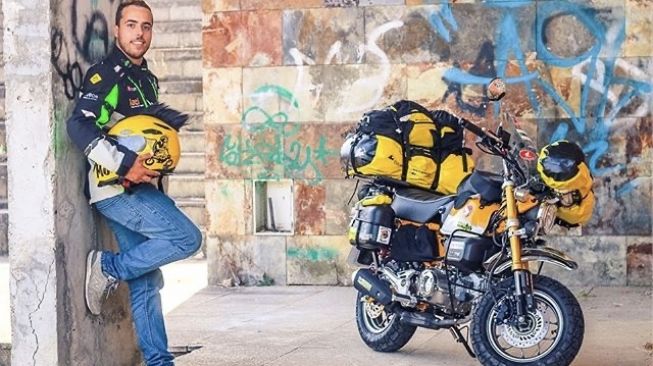 ANdre Sousa, siap menggeber Honda Monkey ke 50 negara [Instagram: ride the monkey].