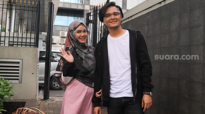 Penyanyi Anisa Rahma dan suaminya, Anandito Dwis bergaya didepan kamera saat ditemui di Kawasan Tandean, Jakarta Selatan, Kamis (16/7). [Suara.com/Alfian Winanto]