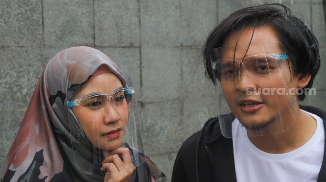 Singer Anisa Rahma and her husband, Anandito Dwis when met in the Tandean area, South Jakarta, Thursday (16/7). [Suara.com/Alfian Winanto]