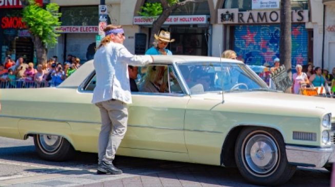 Dilelang: Mobil Brad Pitt di Film Once Upon a Time in Hollywood